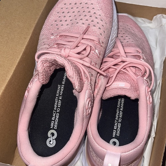 Womens nike shoes - Picture 3 of 6